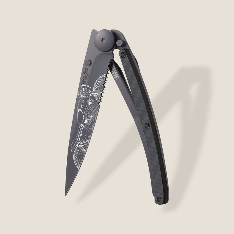 Джобен нож Deejo Serrated 37g, Carbon Fiber / Café Racer 1GC000553