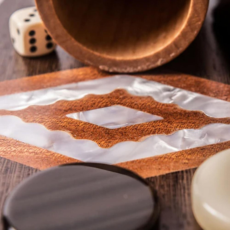 Луксозна табла Manopoulos, естeствени дървесни фурнири със седефени елементи, 60x48 см отворено състояние